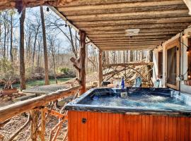 The Treehouse Cabin Creekside Home with Hot Tub!, ξενοδοχείο με πάρκινγκ σε Summerville