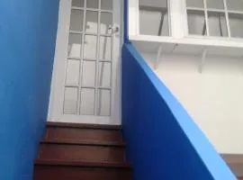 Monoambiente con baño privado y cocineta dentro de casa