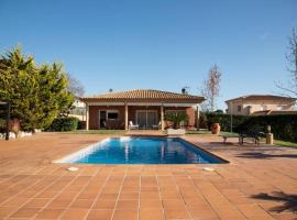 Casa Bella con piscina, hotel en Caldes de Montbui