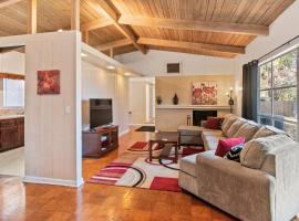 Mid-century Home 2 miles to UF, Downtown, and Shands Plus Walk to Coffee Culture, Planet Fitness and Alfred A Ring Park, hotel di Gainesville