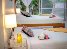 Htl & Villas Comala, alberca , parking, céntricas, Petfriendly, hotel with parking in Comala