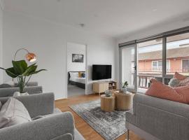 Heart of Ormond Apartment by Ready Set Host, Hotel in Carnegie