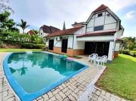 A famosa Resort Villa with private pool by BeeStay 10 pax, hotel in Kampong Alor Gajah