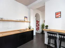 ❂Light and Luxurious 2BR Home + Balcony in the City Center❂