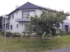 Moondust near the ocean, food and wine, hotel v destinaci Hermanus