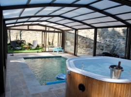 Casa Rural Villa Angeles con Piscina y Jacuzzi, country house in Collado Mediano