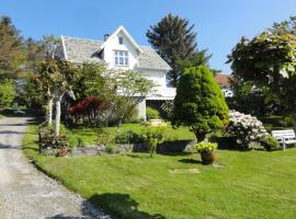 Charming flat in cosy farmhouse, hotel con campo de golf en Skudeneshavn