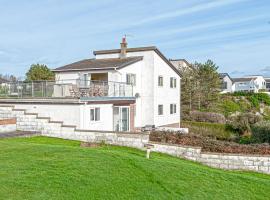 Trearddur Bay - Home with a view and Hot Tub - Sleeps 10, hotel with jacuzzis in Trearddur