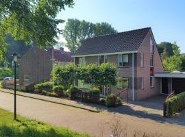 Holiday apartment with free parking Boven Jan Enkhuizen, appartement in Enkhuizen