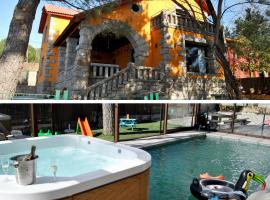 Casa Rural Mansion Adela con Piscina y Jacuzzi、Collado Medianoのカントリーハウス