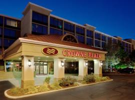 Crowne Plaza Cleveland Airport, an IHG Hotel, hotel i Middleburg Heights