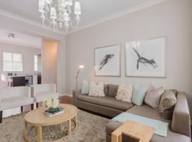 Modern Apartment in Rosebank，約翰尼斯堡Gautrain Rosebank Station附近的飯店