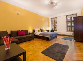 Council Square eState Apartment *Bull's Eye*, country house in Braşov