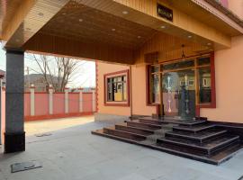 Hotel Shuhrah-I-Afaq - Near Srinagar Airport, hotell i Baghwānpur