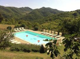 Belvilla by OYO Casal Corniolo Montalto, hotel na may pool sa Apecchio