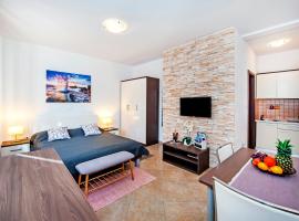 F&R Apartments, hotel de 3 stele din Rovinj