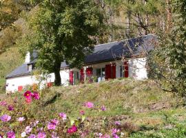 Comfortable farm house Petit Barzun, in the Parc National Pyrenees: Barèges şehrinde bir otoparklı otel