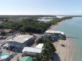 Luichy's Seaside Hotel at Playa El Combate, хотел с паркинг в El Combate