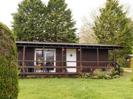 Bluebell Lodge set in a Beautiful 24 acre Woodland Holiday Park, cabaña o casa de campo en Newcastle Emlyn