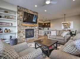 Newly Built Ski Condo with Hot Tub and Shuttle Access!, hôtel à Winter Park
