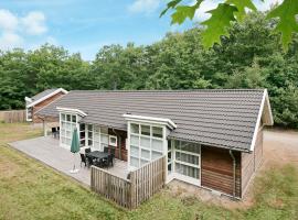 Four-Bedroom Holiday home in Hasle 5, feriehus i Hasle