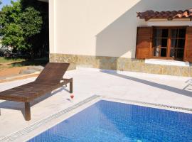 Family Maisonette by the Beach with Pool, holiday rental in Áyioi Apóstoloi