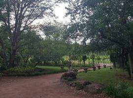 A Farm Stay - Casablanca's Private Cottage,no loadshedding!, feriegård i Hazyview