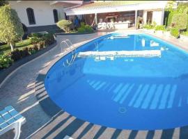 Arcos Grand Suites with pool, family hotel in Calheta