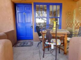 Casas de Guadalupe - Sante Fe Vacation Rentals, atostogų namelis mieste Santa Fė