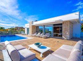 Rada de Moraira Villa Sleeps 8 with Pool and Air Con: Rada de Moraira'da bir otel