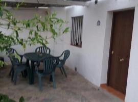 Casa en Bolonia muy cerca de la playa, hotel a Bolonia