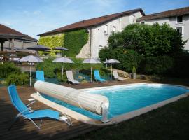 Les Charmois, hotel with parking in Bains-les-Bains