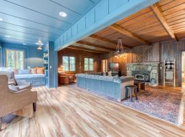 Hygge Cabin On The River, hotel di Rhododendron