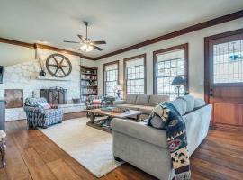 Beautiful Hill Country Ranch Home - 4 Mi to Town!, ξενοδοχείο σε Boerne