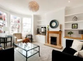 Modern Family Home in London Close to Amenities and Train