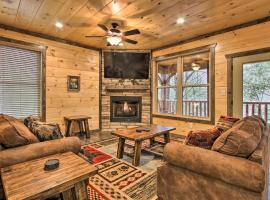 Luxe Cabin with Home Theater Less Than 2 Miles to Gatlinburg – hotel ze spa w mieście Gatlinburg
