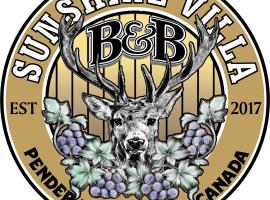 Sunshine Villa B&B, hótel í Madeira Park