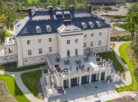 Pałac Komierowo, hotel with hot tubs in Sępólno Krajeńskie