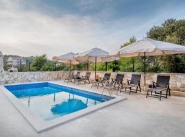 Luxury apartments Alkar with swimming pool, hotel in Ražanj