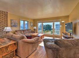 East of the Sun Beachside Apartment with Deck!, appartement in Emerald Isle