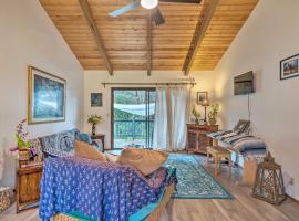 Peaceful Abode with Deck, 13 Mi to Black Sand Beach!, hotell i Naalehu