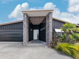 Stylish Villa Escape - Matakana Holiday Home, vacation rental in Matakana