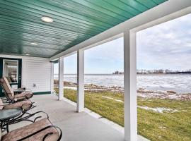 Waterfront Bay City Home with Dock and Boat Launch!, hotell med parkeringsplass i Bay City
