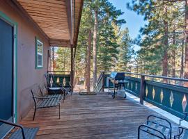 South Lake Tahoe Home with Deck and Mountain View!、サウス・レイクタホのスパホテル