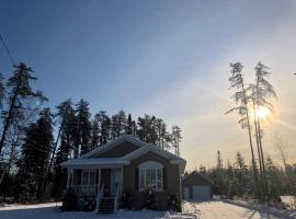 Le Chalet de Claude, au pied des Monts-Valin, hotel cerca de Monts Valin National Park, Saint-David-de-Falardeau