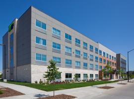 Holiday Inn Express and Suites Des Moines Downtown, an IHG Hotel, hotel cerca de Centro Científico de Iowa, Des Moines