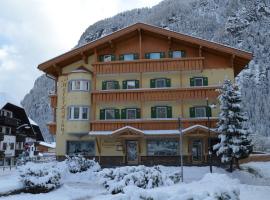 Hotel Ladina – hotel w mieście Campitello di Fassa