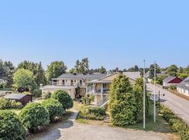 Villa Beddingestrand, hotel with parking in Beddinge Strand