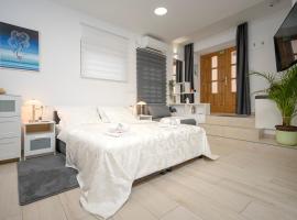 LUXOR Hvar - Main Square Apartments, hotel in Hvar