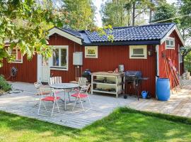 Amazing Home In rsta Havsbad With Kitchen, vakantiehuis in Årsta Havsbad